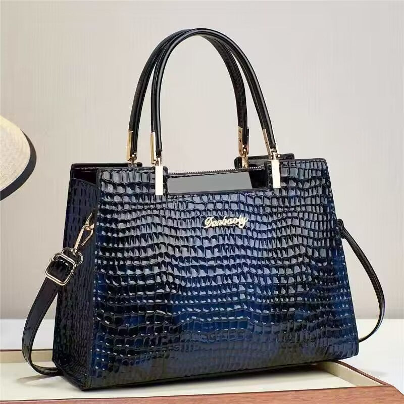La borsa a tracolla popolare tra le borse grandi da donna di quest'anno serie economica