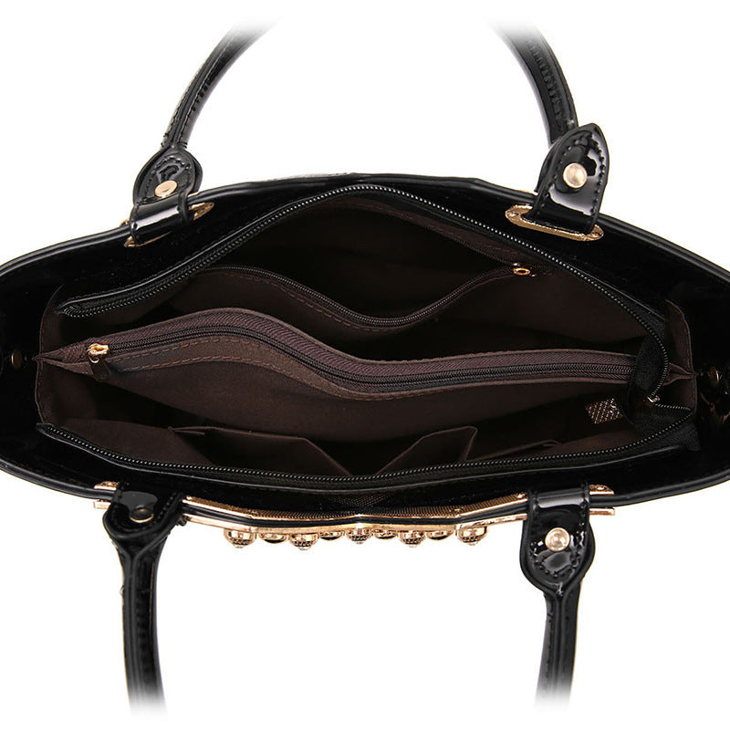 Borsa a tracolla in pu lucida ricamata nera Matilde Lounge