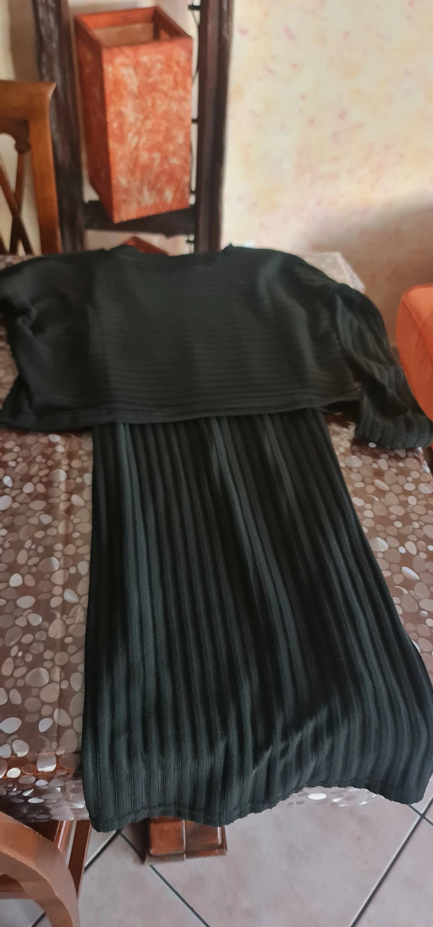 Zweiteiliger Damenanzug, gestreiftes Langarmshirt und figurbetonter Rock, Slim Fit, Herbst-Winter-Mode. Lieferzeit: 15 Tage.