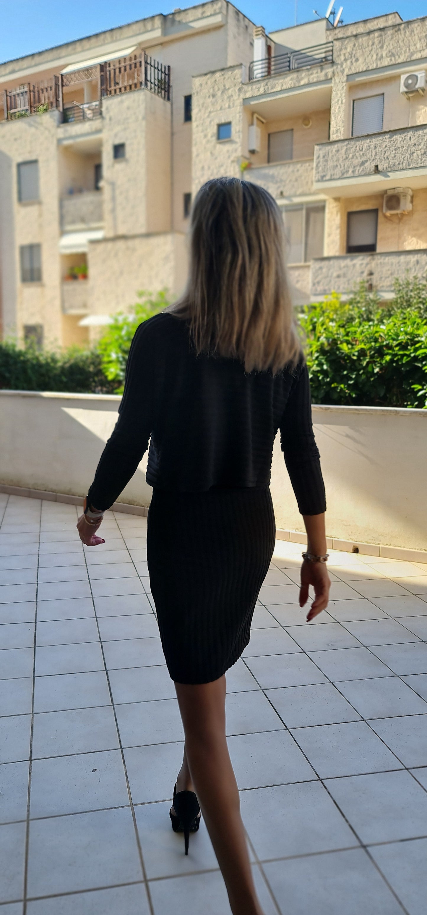 Zweiteiliger Damenanzug, gestreiftes Langarmshirt und figurbetonter Rock, Slim Fit, Herbst-Winter-Mode. Lieferzeit: 15 Tage.