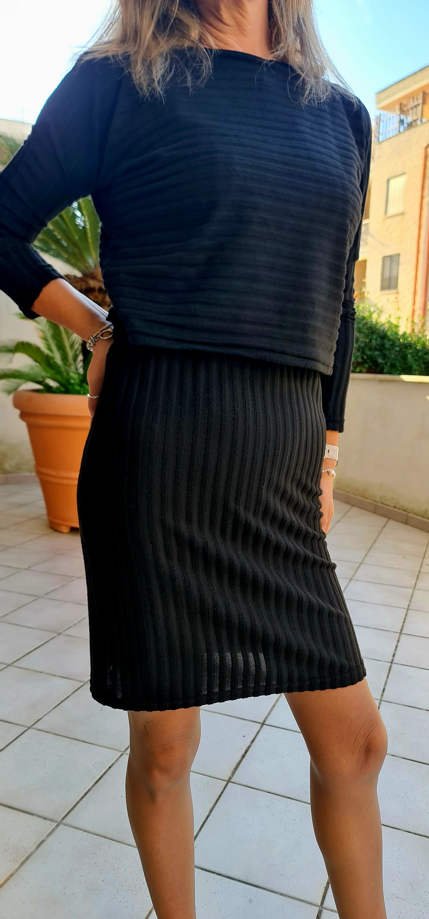 Zweiteiliger Damenanzug, gestreiftes Langarmshirt und figurbetonter Rock, Slim Fit, Herbst-Winter-Mode. Lieferzeit: 15 Tage.