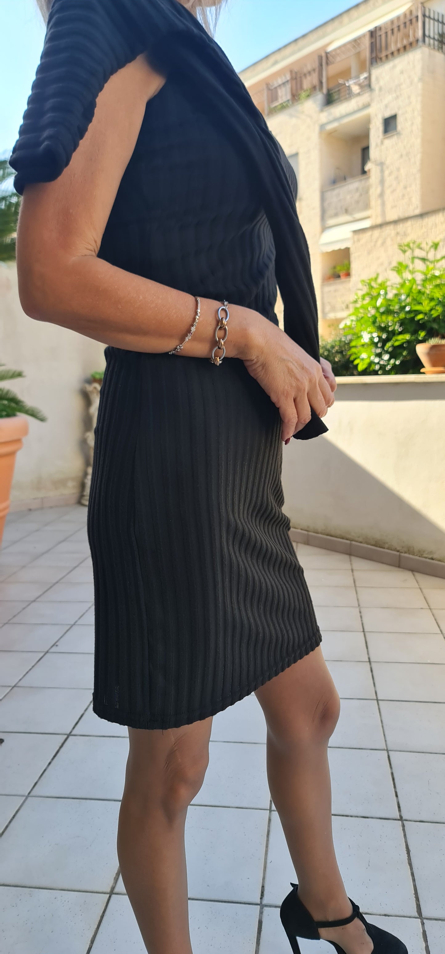 Zweiteiliger Damenanzug, gestreiftes Langarmshirt und figurbetonter Rock, Slim Fit, Herbst-Winter-Mode. Lieferzeit: 15 Tage.