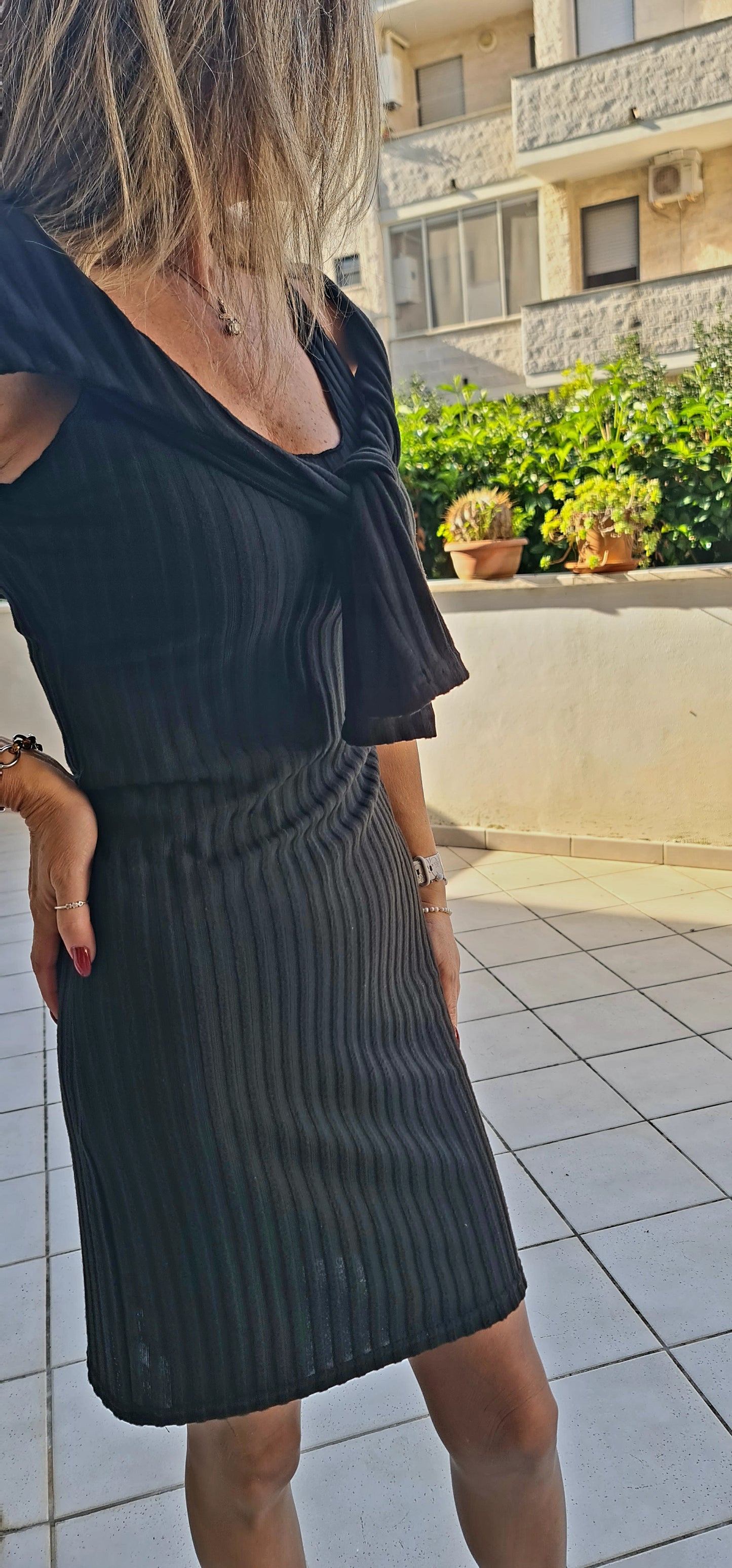 Zweiteiliger Damenanzug, gestreiftes Langarmshirt und figurbetonter Rock, Slim Fit, Herbst-Winter-Mode. Lieferzeit: 15 Tage.