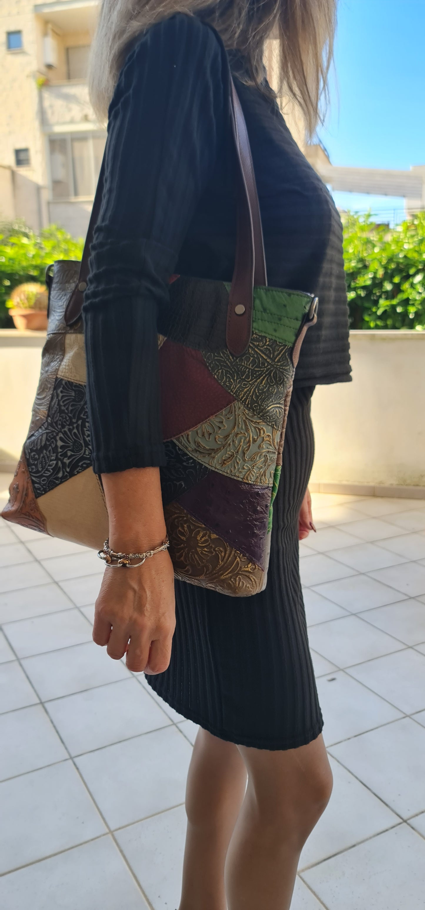 Zweiteiliger Damenanzug, gestreiftes Langarmshirt und figurbetonter Rock, Slim Fit, Herbst-Winter-Mode. Lieferzeit: 15 Tage.