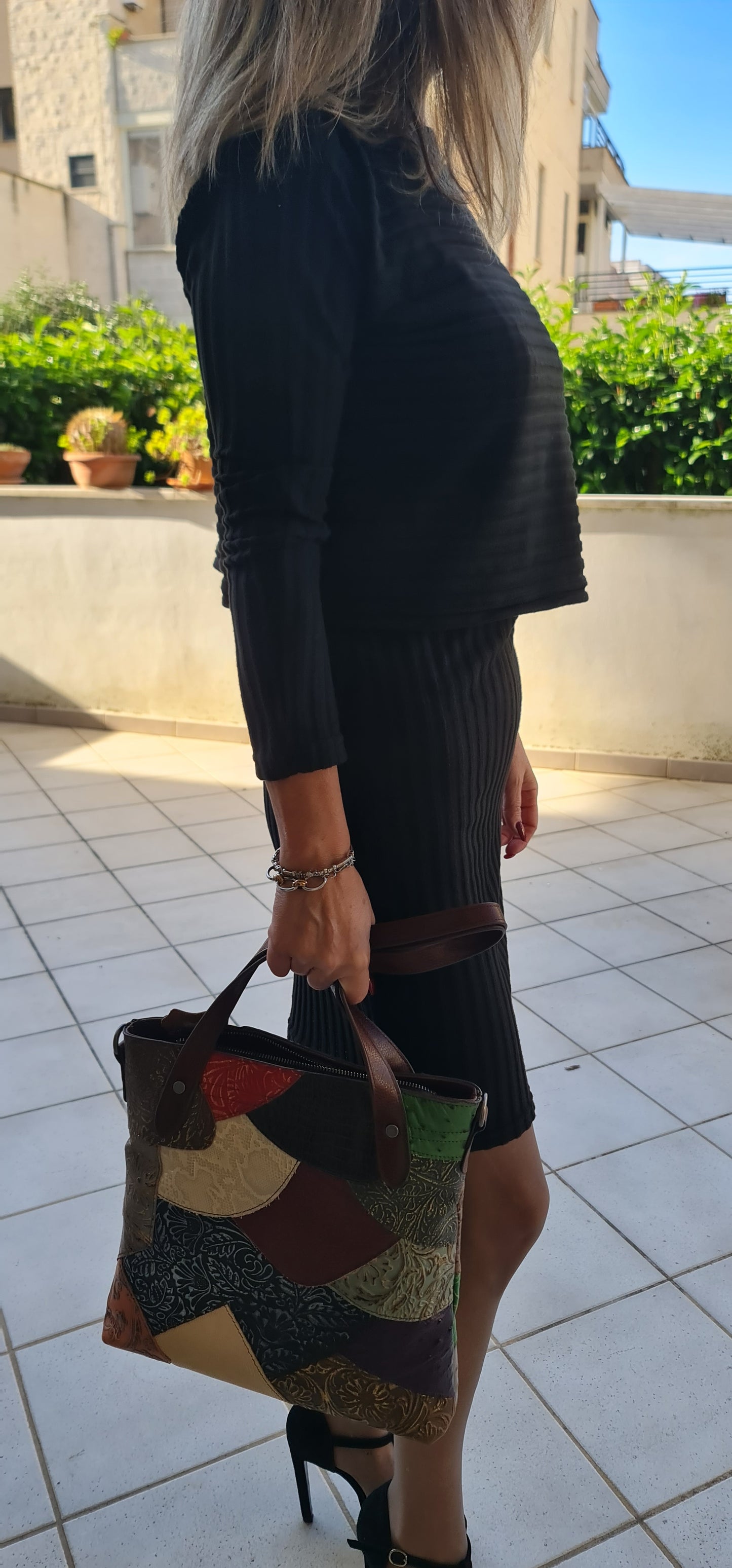 Zweiteiliger Damenanzug, gestreiftes Langarmshirt und figurbetonter Rock, Slim Fit, Herbst-Winter-Mode. Lieferzeit: 15 Tage.