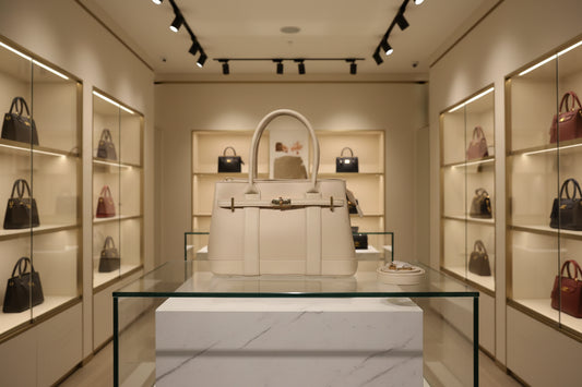 BORSA A MANO CON TRACOLLA. CON DETTAGLIO FRONTALE. MODELLO BARCELLONA