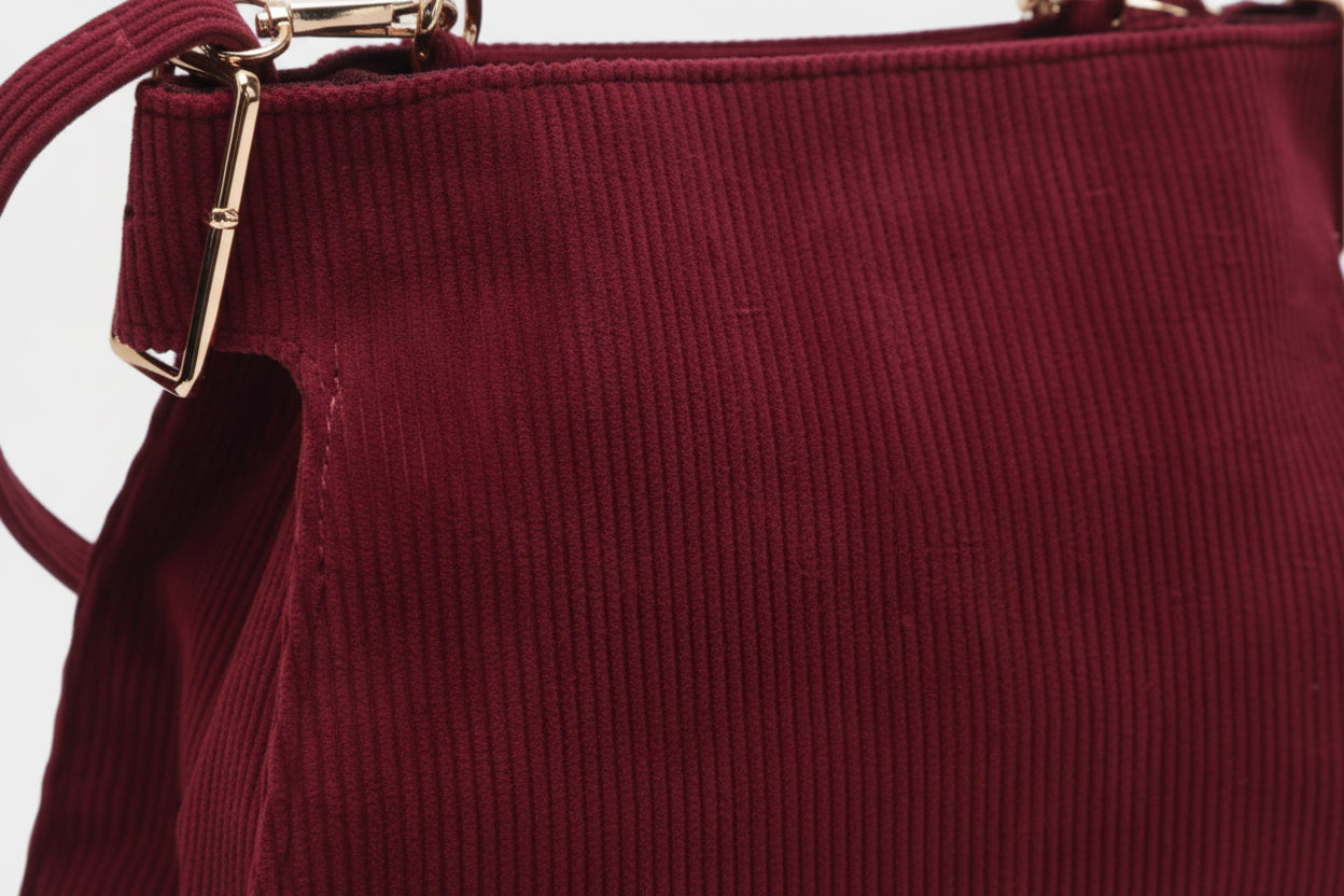 Borsa a tracolla con manico, chiusura a zip ed effetto a coste.MODELLO LOVELACE NERA O BORDEAUX