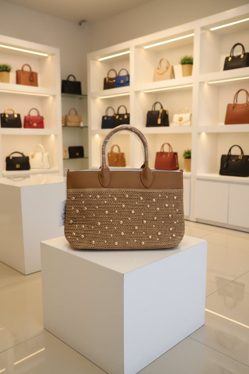 AMINA – Sac à main en raphia tressé avec clous dorés Avec bandoulière