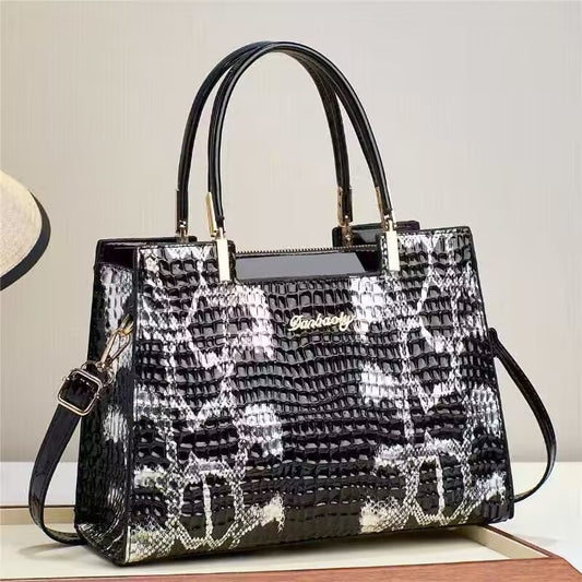La borsa a tracolla  popolare tra le borse grandi da donna di quest'anno serie economica