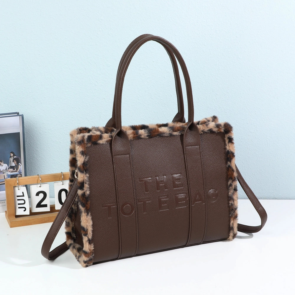 Tasche aus genarbtem Kunstleder mit Katzenmuster